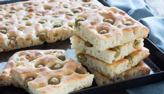 Cubi di Focaccia artigianale con olive verdi vassoio 24 Pezzi