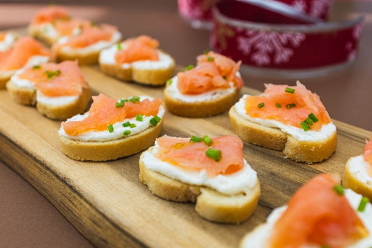 Mini brezel al sesamo con formaggio spalmabile e salmone affumicato 16 Pezzi